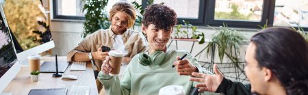 Jóvenes sonriendo juntos durante la pausa del café en una empresa de nueva creación, pancarta del equipo de postproducción