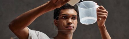 schöner afrikanisch-amerikanischer mann gießt chemische lösung in messbecher, banner der filmentwicklung