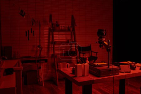 Foto de Interior del cuarto oscuro con botellas y herramientas químicas, mostrando el proceso de desarrollo de la película - Imagen libre de derechos
