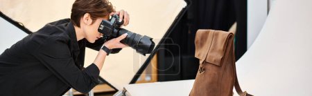 fotógrafa bastante femenina tomando fotos de mochila de cuero marrón en su estudio, pancarta