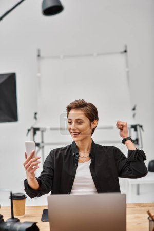 heureux photographe femme en tenue décontractée faire des histoires pour ses médias sociaux dans son studio