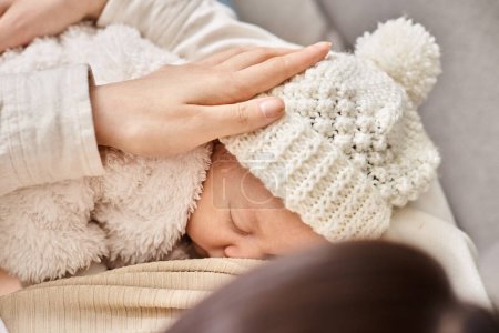 vue recadrée de mère aimante tenant son nouveau-né et l'allaitant, parentalité moderne