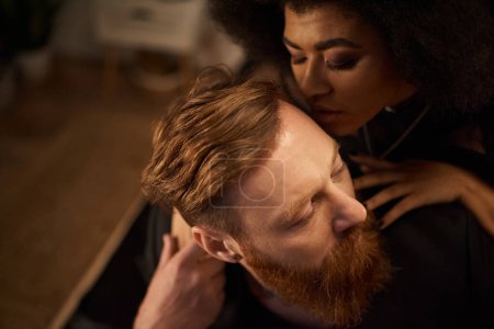 Téléchargez les photos : Nuit passionnée de divers couples à la maison, frisé afro-américain femme baisers tatoué homme - en image libre de droit