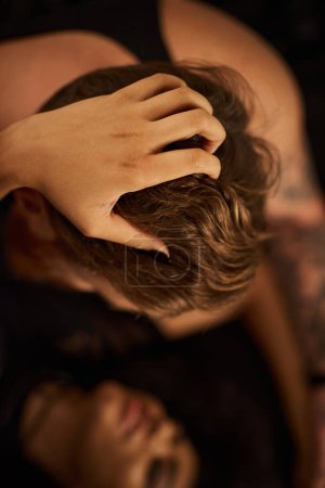 vista superior de la mujer tirando del pelo del hombre pelirrojo durante la noche pasión en el dormitorio, el amor y el deseo