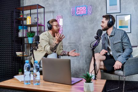 gut aussehender Interviewer und sein Gast mit Kopfhörern im Studio diskutieren Fragen, Podcast