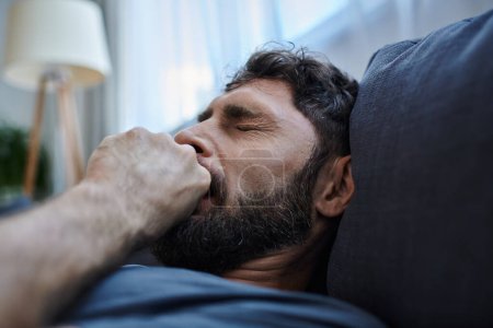 Foto de Hombre ansioso con barba en ropa casual que sufre durante la ruptura, conciencia de salud mental - Imagen libre de derechos