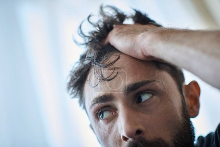 Foto de Enfermo hombre deprimido con barba con la mano en la cara durante el colapso, conciencia de salud mental - Imagen libre de derechos
