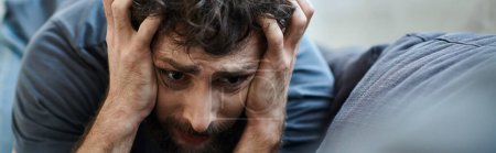 Téléchargez les photos : Homme désespéré criant avec la main sur son visage pendant la dépression, conscience de la santé mentale, bannière - en image libre de droit