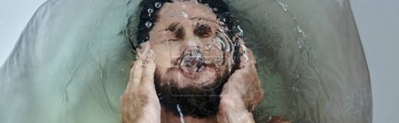 Téléchargez les photos : Homme déprimé frustré se noyant dans la baignoire pendant la panne, sensibilisation à la santé mentale, bannière - en image libre de droit