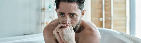 Téléchargez les photos : Homme malade assis dans la baignoire avec les mains près du visage pendant la dépression, sensibilisation à la santé mentale, bannière - en image libre de droit