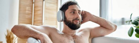fröhlicher gutaussehender Mann mit Kopfhörern, der in seiner Badewanne sitzt und entspannt, geistige Gesundheit, Banner