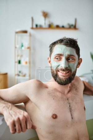 fröhlicher gutaussehender Mann mit Bart und Gesichtsmaske, der in seiner Badewanne chillt, Bewusstsein für psychische Gesundheit