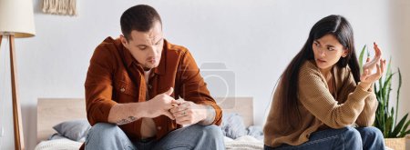 Téléchargez les photos : Bouleversé asiatique femme assis et querelle à mari dans chambre à coucher à la maison, bannière horizontale - en image libre de droit