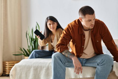 Wütende Asiatin zeigt tätowiertem aufgebrachten Ehemann Smartphone im Schlafzimmer, Missverständnis