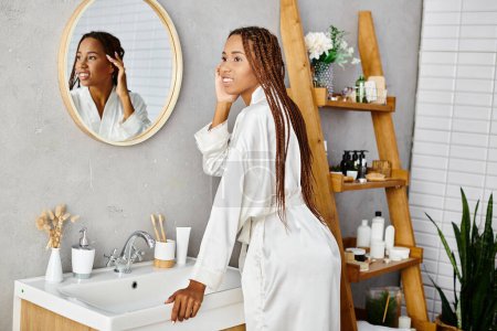 Afroamerykanka z afro warkoczami stoi przed lustrem w nowoczesnej łazience