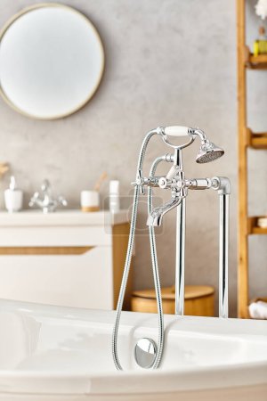 Un moderno cuarto de baño con bañera blanca junto a un espejo reflectante