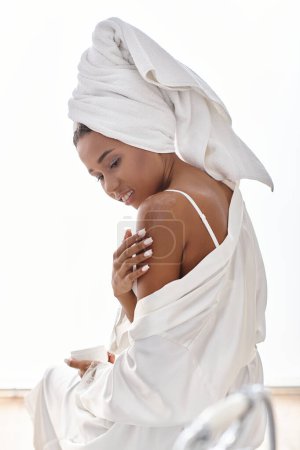 Femme afro-américaine enveloppée dans une serviette après un bain, incarnant la beauté et l'hygiène.