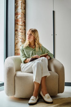 Eine Frau sitzt auf einem Stuhl vor einem Fenster in einer Wohnung.