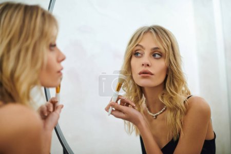 Eine Frau betrachtet ihr Spiegelbild im Spiegel.