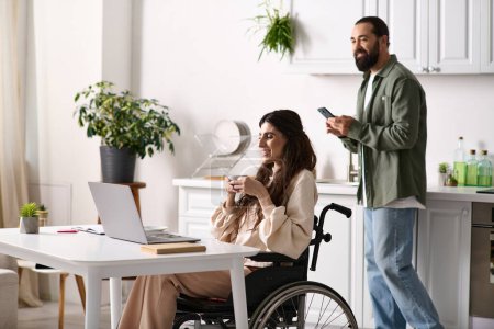 Foto de Mujer bastante discapacitada en silla de ruedas trabajando remotamente cerca de su marido mirando el teléfono en el telón de fondo - Imagen libre de derechos