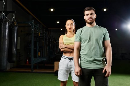 Ein männlicher Trainer und eine Frau in einem Fitnessstudio, die sich auf Haltung und Technik konzentrieren.