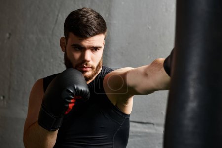 Un hombre barbudo con camisa negra y guantes de boxeo lanza puñetazos a un saco de boxeo en un gimnasio.