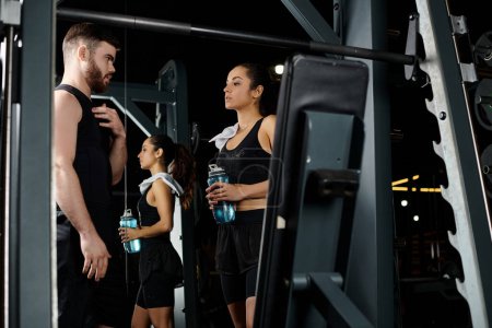 Männlicher Personal Trainer führt eine brünette Sportlerin in einer Trainingseinheit im Fitnessstudio.