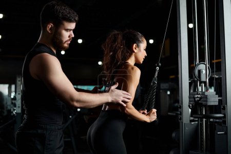 Un entraîneur personnel et une sportive brune travaillant ensemble, se motivant mutuellement à exceller dans la salle de gym.