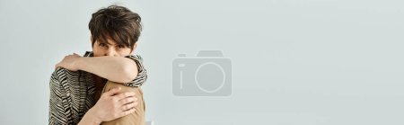Téléchargez les photos : Une femme d'âge moyen avec des cheveux courts et une tenue élégante profondément pensée, bannière - en image libre de droit