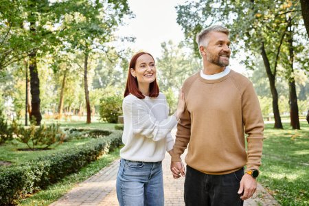 Un homme et une femme, un couple aimant, marchent tranquillement dans le parc.