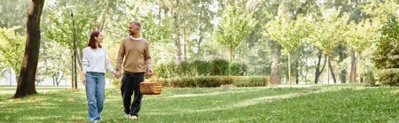 Téléchargez les photos : Un couple amoureux se promène dans un parc luxuriant. - en image libre de droit