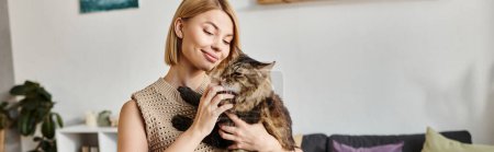 Une jolie femme aux cheveux courts berce un chat dans ses mains, mettant en valeur le lien entre humain et félin.