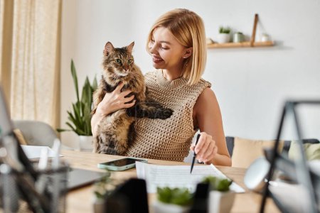 Eine Frau mit kurzen Haaren sitzt an einem Schreibtisch und hält ihre Katze sanft in ihren Armen, während sie einen friedlichen Moment miteinander verbringen..