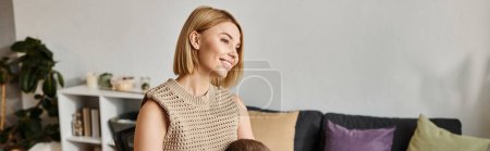 Téléchargez les photos : Une femme aux cheveux courts et un chat assis ensemble sur un canapé confortable à la maison, partageant un moment d'amour et de connexion. - en image libre de droit