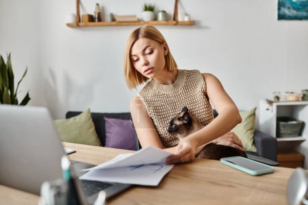 Eine kurzhaarige Frau sitzt friedlich an einem Tisch und beschäftigt sich mit ihrer geliebten Katze.