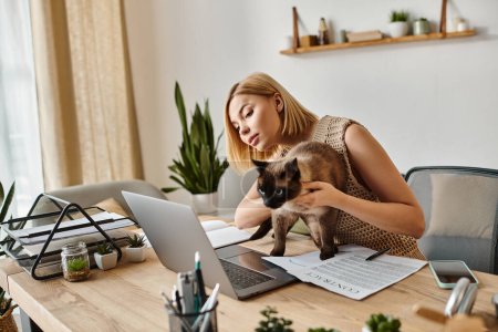 Una mujer atractiva con el pelo corto sentado en un escritorio, acariciando contenta a un gato en su regazo.
