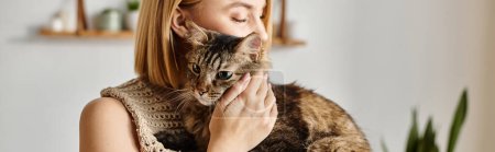 Une femme aux cheveux courts berçant doucement un chat dans ses mains, montrant amour et soins à la maison.