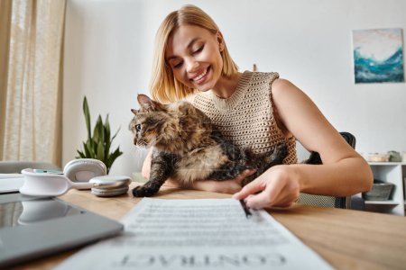 Eine schicke Frau mit kurzen Haaren sitzt friedlich an einem Tisch, begleitet von ihrem katzenhaften Begleiter.