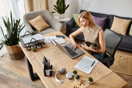 Eine Frau mit kurzen Haaren sitzt an einem Tisch mit einer Katze und genießt einen ruhigen und beruhigenden Moment zusammen zu Hause.