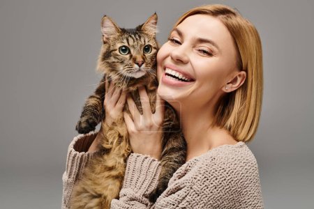 Eine Frau hebt freudig ihre Katze vor ihr Gesicht und verbindet sich mit ihrem pelzigen Gefährten zu Hause.