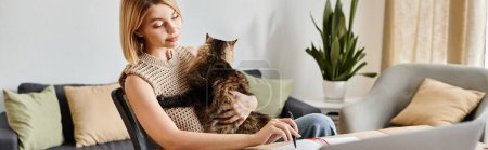 Téléchargez les photos : Une femme aux cheveux courts assise paisiblement sur un canapé, tenant son chat bien-aimé dans un cadre confortable à la maison. - en image libre de droit