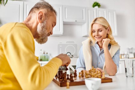 Ein reifes Liebespaar in kuscheliger Hauskleidung treibt ein strategisches Schachspiel, konzentriert und in den Wettkampf vertieft..