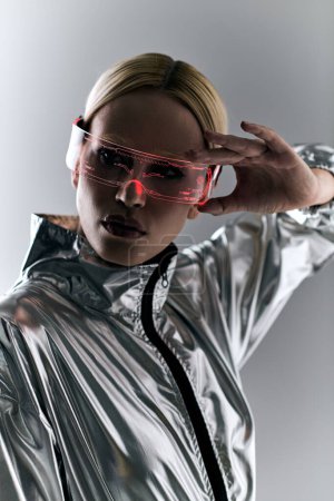 seltsame Frau mit Science-Fiction-Brille in futuristischer Kleidung, die Roboterbewegungen macht und in die Kamera schaut