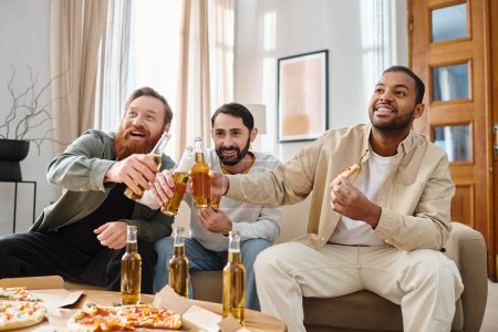 Foto de Tres hombres alegres y guapos de diferentes razas disfrutan de una reunión casual, sentados alrededor de una mesa con cervezas. - Imagen libre de derechos