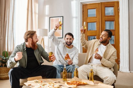 Trois hommes gais et interracial en tenue décontractée dégustent bière et pizza ensemble sur un canapé confortable.
