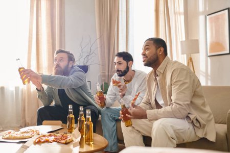 Drei gutaussehende, interrassische Männer in lässiger Kleidung, die eine tolle Zeit miteinander verbringen, an einem Tisch sitzen und Bier genießen.