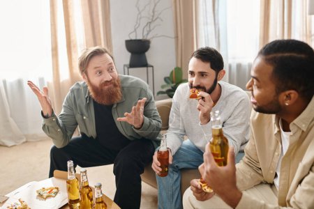 Drei gut gelaunte, gutaussehende Männer unterschiedlicher Rassen teilen sich ein legeres Essen an einem Tisch und pflegen so ihre Freundschaft.