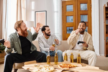 Drei gutaussehende, fröhliche Männer verschiedener Rassen teilen sich an einem Tisch Pizza und Bier und genießen einen ungezwungenen Abend der Freundschaft.