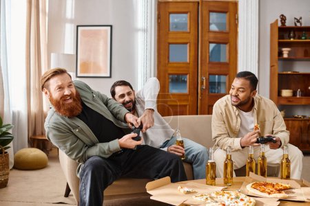 Drei gut gelaunte Männer verschiedener Ethnien sitzen an einem Tisch, lachen und genießen Pizza und Bier in lockerer Atmosphäre zu Hause..