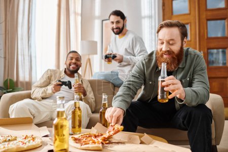 Tres hombres guapos e interraciales disfrutando de pizza y cerveza en una reunión informal, compartiendo risas y buenos momentos en la mesa.